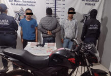 Recuperan motocicleta con reporte de robo en operativo en Texmelucan Recuperaron la motocicleta y uno de los detenidos tenía en su poder 8 bolsas de plástico con sustancias con drogas.