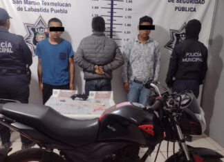 Recuperan motocicleta con reporte de robo en operativo en Texmelucan Recuperaron la motocicleta y uno de los detenidos tenía en su poder 8 bolsas de plástico con sustancias con drogas.