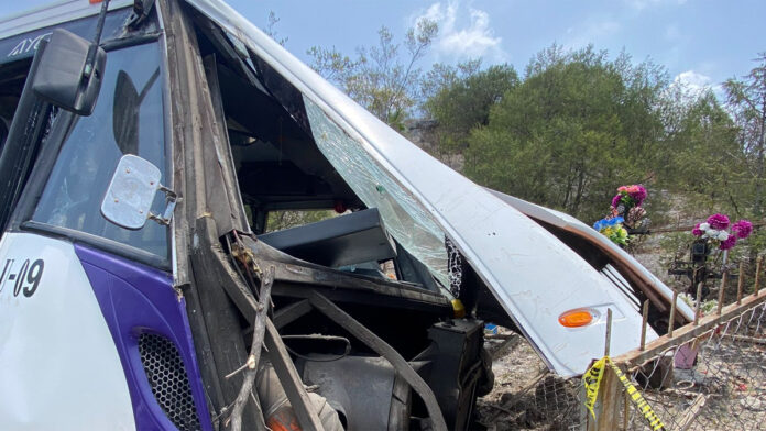 muertos La cifra de muertos por la volcadura de un autobús de peregrinos sobre la carretera Puebla-Huehuetlán el Grande subió a dos.