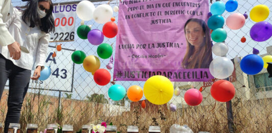 A ocho días del feminicidio de Cecilia Monzón, su hermana y colectivos feministas le dejaron una ofrenda con flores y veladoras.