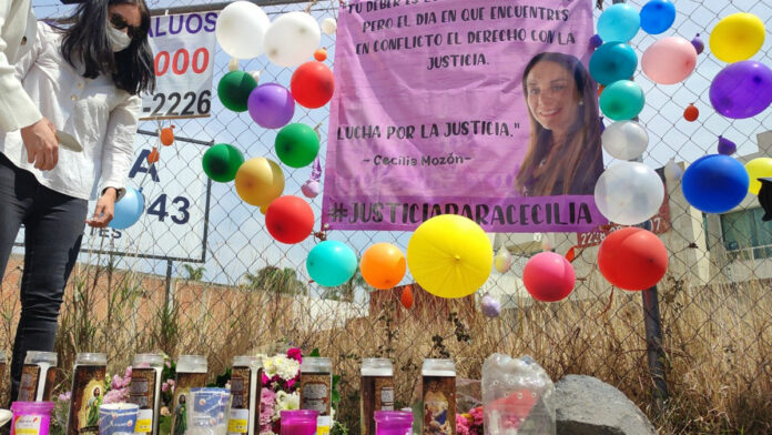 ofrenda A ocho días del feminicidio de Cecilia Monzón, su hermana y colectivos feministas le dejaron una ofrenda con flores y veladoras.