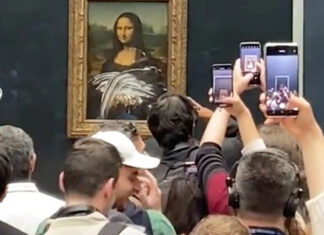 ¡A pastelazos! Atacan cuadro de La Mona Lisa en Museo de Louvre El famoso cuadro de La Mona Lisa fue atacado a pastelazos por un visitante del Museo de Louvre.