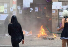 Policía de Irapuato reprime marcha feminista; hay 30 detenidas Integrantes del denominado "bloque negro" quemaron la puerta del inmueble y se enfrentaron con la policía, resultando al menos 3 heridos.