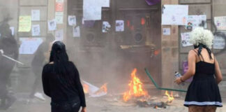 Policía de Irapuato reprime marcha feminista; hay 30 detenidas Integrantes del denominado "bloque negro" quemaron la puerta del inmueble y se enfrentaron con la policía, resultando al menos 3 heridos.