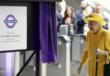 Reina Isabel II visita Metro de Londres para conocer Línea con su nombre La reina Isabel II -de 96 años- estuvo acompañada de su hijo pequeño, el príncipe Eduardo, duque de Wessex.