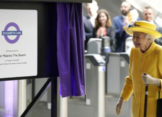 Reina Isabel II visita Metro de Londres para conocer Línea con su nombre La reina Isabel II -de 96 años- estuvo acompañada de su hijo pequeño, el príncipe Eduardo, duque de Wessex.