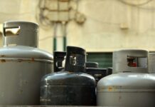 Ladrón arroja tanques de gas para no ser detenido