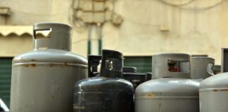 Ladrón arroja tanques de gas para no ser detenido