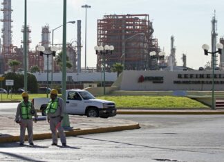 Urge AMLO investigar maltrato a trabajadores de Pemex