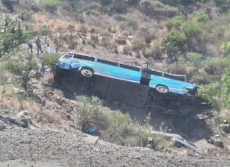 Autobús cae a barranca en SLP; reportan 6 muertos y 30 heridos