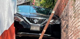 Turistas confían en GPS y se atoran en callejón de Taxco (Fotos) taxco GPS turistas