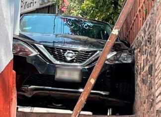 Turistas confían en GPS y se atoran en callejón de Taxco (Fotos) taxco GPS turistas