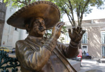 Roban trompeta a estatua del mariachi en Parque de Santa Inés Transeúntes se percataron de que a la figura del “Marmolejo afinando su trompeta” le hacía falta su instrumento.