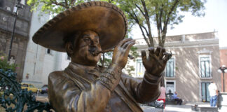 Roban trompeta a estatua del mariachi en Parque de Santa Inés Transeúntes se percataron de que a la figura del “Marmolejo afinando su trompeta” le hacía falta su instrumento.
