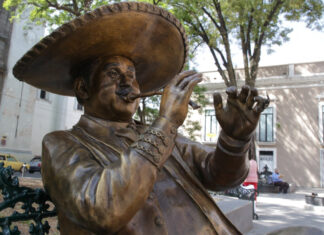 Roban trompeta a estatua del mariachi en Parque de Santa Inés Transeúntes se percataron de que a la figura del “Marmolejo afinando su trompeta” le hacía falta su instrumento.