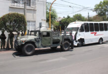 Unidad del ejército choca contra microbús en Puebla; reportan heridos unidad