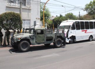 Unidad del ejército choca contra microbús en Puebla; reportan heridos unidad