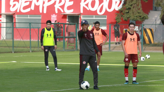 La escuadra escarlata agregó junto a la marca deportiva, trabajan para solucionar el problema y tener los uniformes a tiempo.