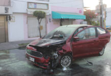 Vehículo se incendia tras choque en la 9 sur Un vehículo se incendió luego de sufrir un percance con otro particular en el cruce de la 9 Sur y 49 Poniente.