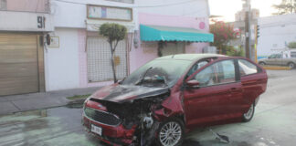 Vehículo se incendia tras choque en la 9 sur Un vehículo se incendió luego de sufrir un percance con otro particular en el cruce de la 9 Sur y 49 Poniente.