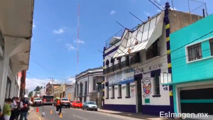 vientos Los fuertes vientos derribaron un domo ubicado en la Avenida Reforma y 15 Norte, en el Centro Histórico de Puebla.