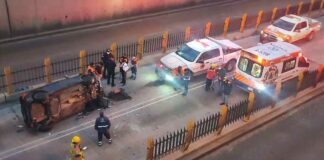 Auto vuelca en distribuidor Juárez-Serdán ¡Chofer sale vivo! Automóvil