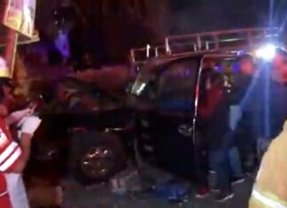 Camioneta choca contra casa en Amozoc; hay un muerto Camioneta
