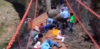 Alcalde de Cuernavaca cae durante reinauguración de puente colgante Morelos puente cuernavaca