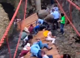 Alcalde de Cuernavaca cae durante reinauguración de puente colgante Morelos puente cuernavaca