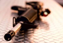 Nueva York eleva a 21 años edad mínima para comprar rifles tiroteo