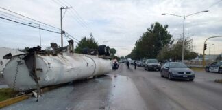 Pipa cargada con cloro vuelca en Bulevar 18 de Noviembre Pipa