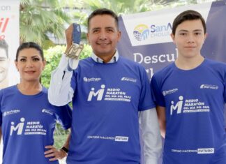 Presentan playera y medalla del Medio Maratón del Día del Papá