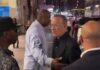 Tom Hanks explota contra fans por empujar a su esposa