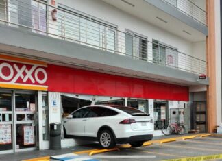 ¡Golpe avisa! Tesla impacta contra un Oxxo en Pachuca