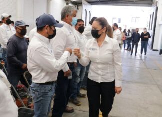 Entrega Paola Angon equipo de seguridad a personal de SOSAPACH