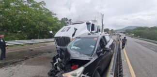 Tráiler embiste a varios vehículos en autopista del Sol