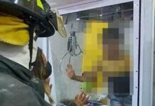 Bomberos rescatan a niño atorado en máquina de peluches bomberos