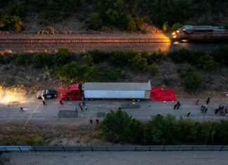 Sube a 53 cifra de migrantes muertos en tráiler de Texas cifra