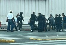 Se enfrentan ambulantes y cuida coches en Prolongación Reforma