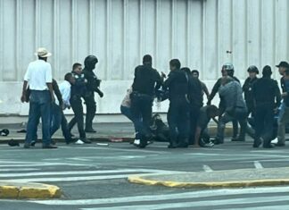 Se enfrentan ambulantes y cuida coches en Prolongación Reforma