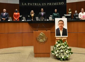 Rinden un minuto de silencio en San Lázaro por Daniel Picazo
