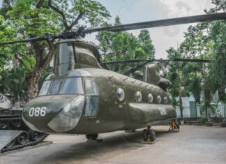 Cae helicóptero usado en la Guerra de Vietnam; hay 6 muertos