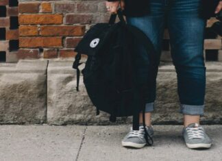 Maestra muestra una mochila a prueba de balas operativo