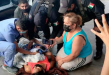 Mujer da a luz a una niña en vía pública en Monterrey mujer