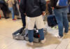 Turista se pone ropa de su equipaje para no pagar exceso turista