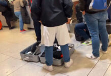 Turista se pone ropa de su equipaje para no pagar exceso turista