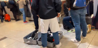 Turista se pone ropa de su equipaje para no pagar exceso turista
