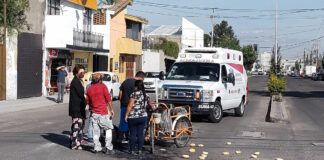 Automovilista choca contra combi y afectan a tamalero; hay 3 heridos Automovilista