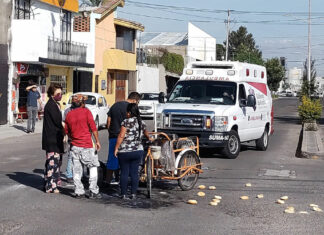 Automovilista choca contra combi y afectan a tamalero; hay 3 heridos Automovilista