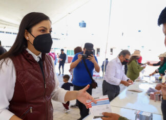Abuchean a Claudia Rivera en centro de votación Claudia